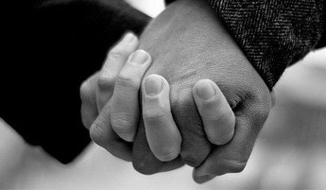 pareja cogiendose la mano 221473 w650