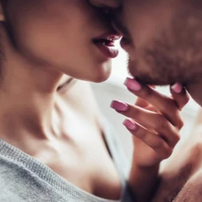 Besame Mucho - MSlave -
Hay besos que nacen como un susurro y acaban como una tormenta de la que nadie quiere salvarse. Escucha esta canción, donde el ritmo marca los latidos del corazón mientras la letra traza la ruta exacta de ese beso... Escucha esta preciosa canción en mi Blog.
Rovica.